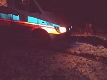 Ambulans Szpitala Wojewódzkiego w Łomży utknął w błocie.