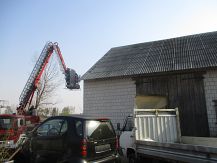 Zerwane pokrycie dachowe budynku gospodarczego w Ratowie Piotrowie