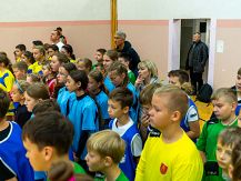 Sukces dziewcząt i chłopców w XVI Turnieju Piłki Halowej Dzieci i Młodzieży SK Caritas w Szumowie