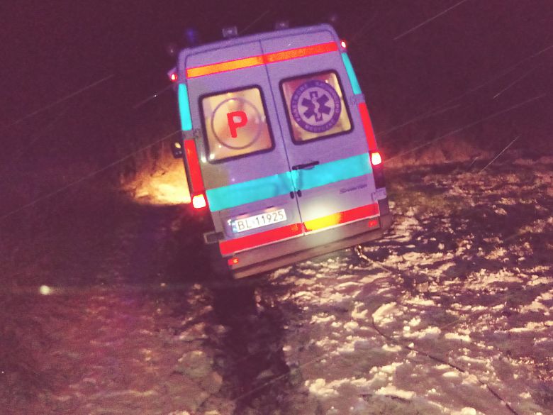 Ambulans Szpitala Wojewódzkiego w Łomży utknął w błocie.