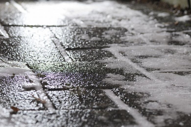 Ostrzeżenie przed zamarzaniem mokrej nawierzchni dróg i chodników