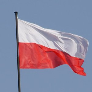 Konsultacje społeczne w sprawie ustawienia masztu z flagą w ramach projektu „Pod biało-czerwoną”.