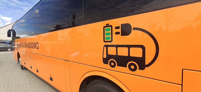 Oficjalne przekazanie autobusu szkolnego z okazji Dnia Dziecka